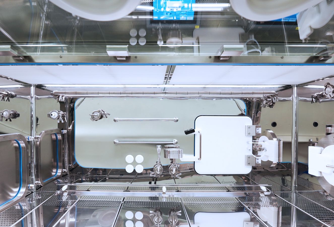 HOLOMÝ s.r.o. - TIMOTEC liefert Zellkultur-Isolator mit integriertem Inkubator an die Masaryk University